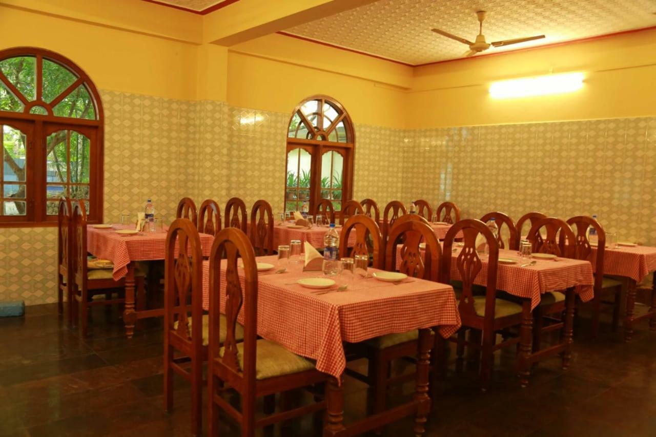 Lake Palace Family Resort Kumarakom Bagian luar foto